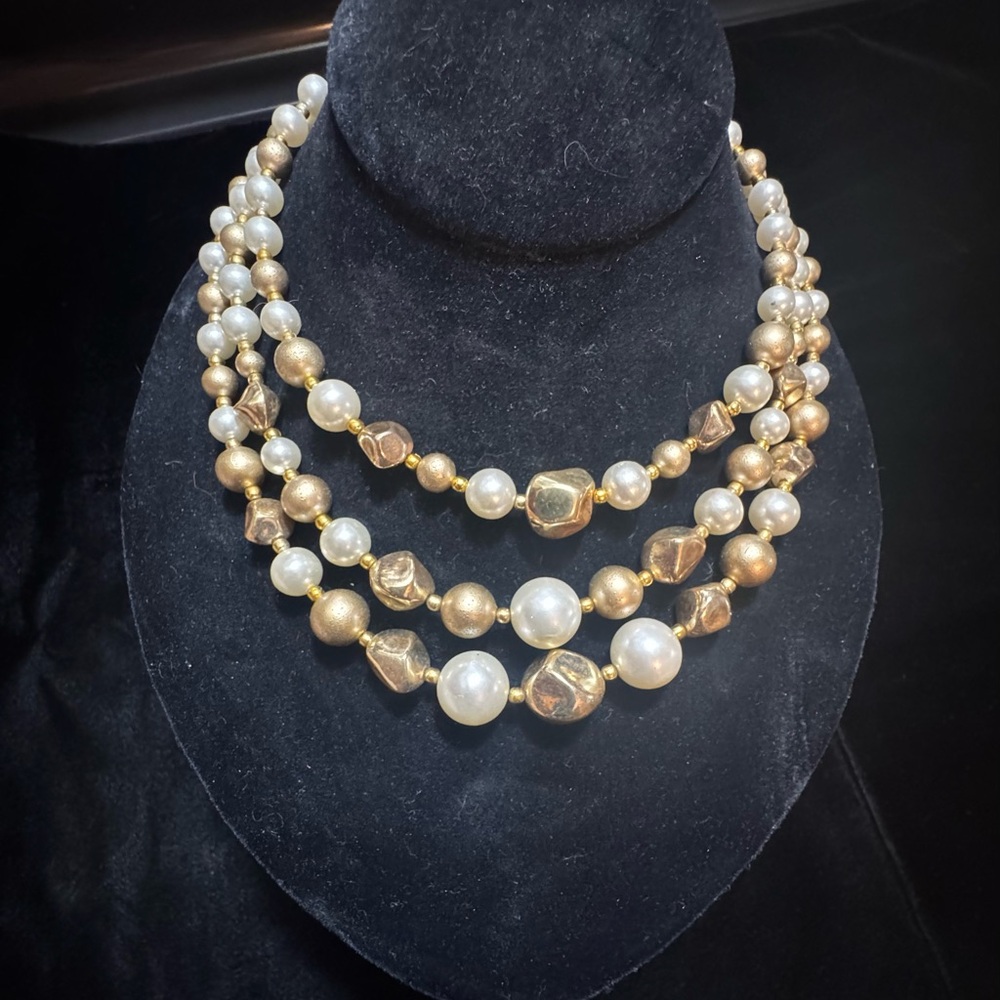Elegant Gold and Pearl Necklace